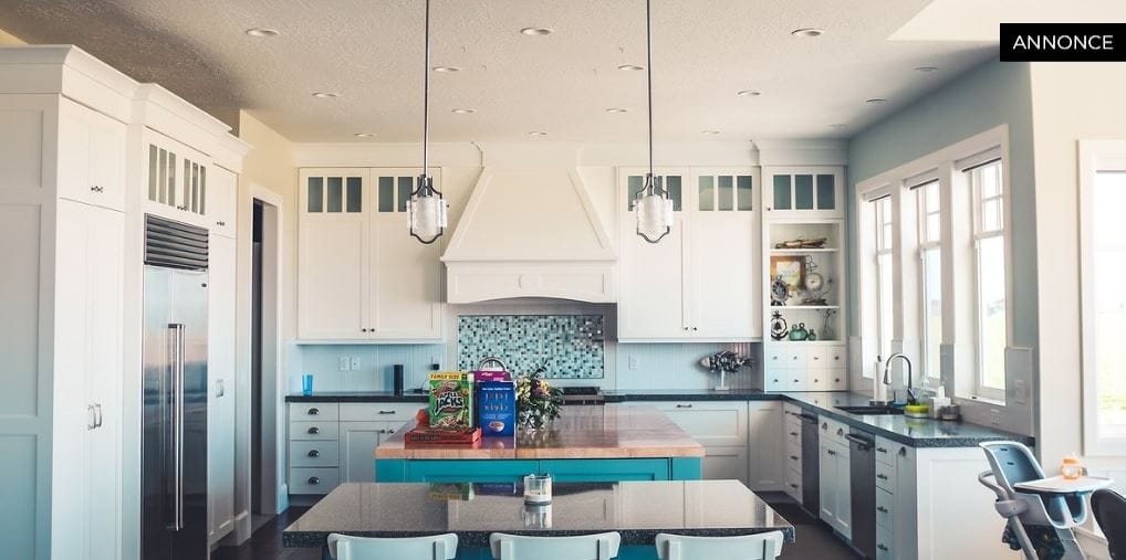 Køkken med spisebordsstole